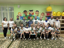 Спортивно-музыкальный праздник: "Папа,мама,я-спортивная семья" Спортивно-музыкальный праздник: "Папа,мама,я-спортивная семья".